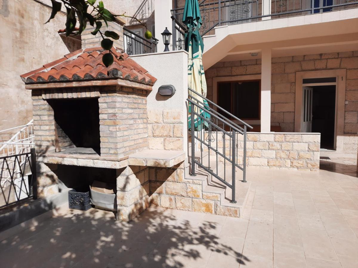 Apartments Villa Beba Komiza Exterior photo