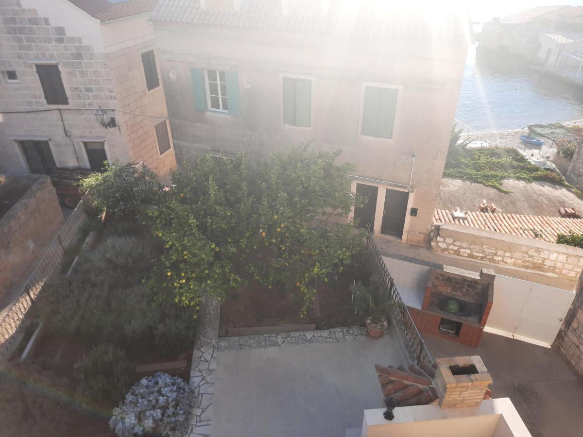 Apartments Villa Beba Komiza Exterior photo