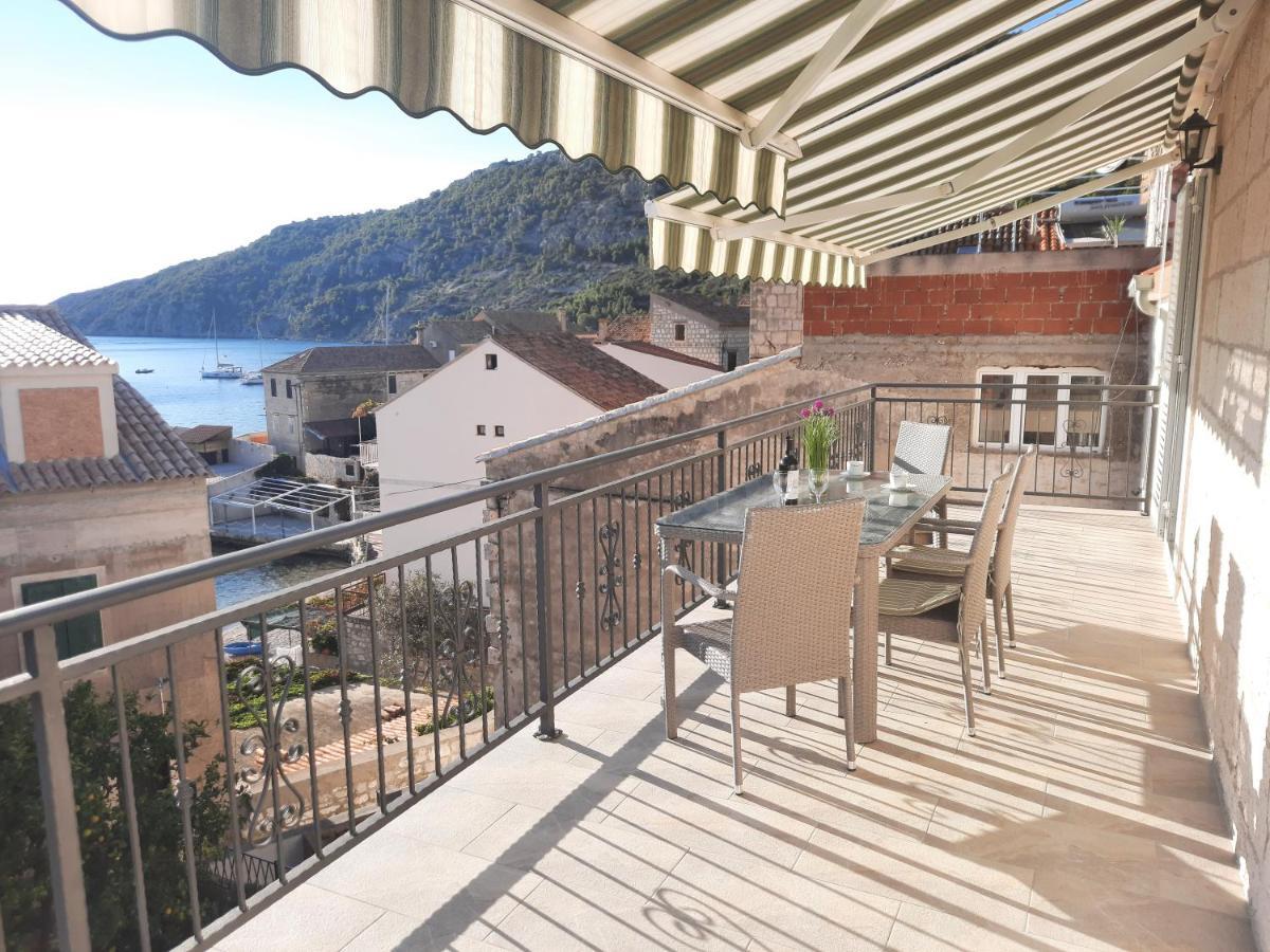 Apartments Villa Beba Komiza Exterior photo