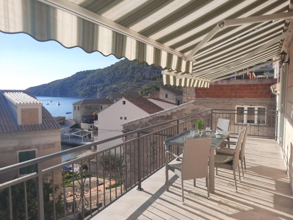 Apartments Villa Beba Komiza Exterior photo