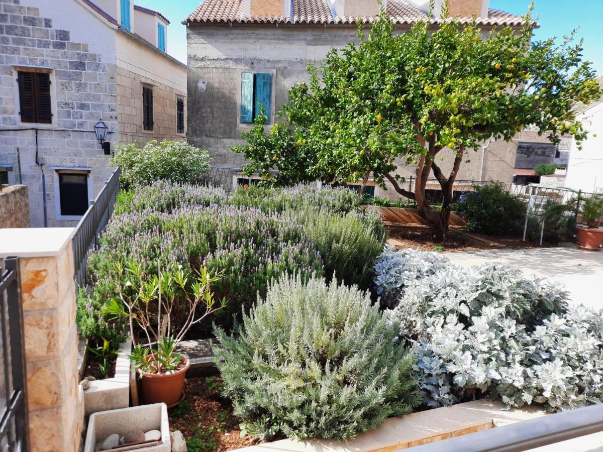 Apartments Villa Beba Komiza Exterior photo